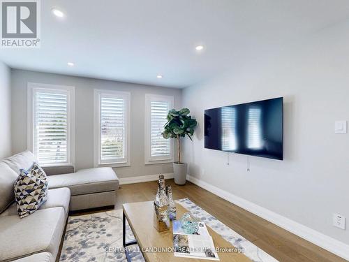 18 Ravenhill Crescent, Markham (Milliken Mills East), ON - Indoor Photo Showing Living Room