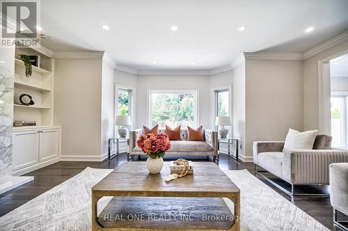 26 Clarendon Drive, Richmond Hill (Bayview Hill), ON - Indoor Photo Showing Living Room