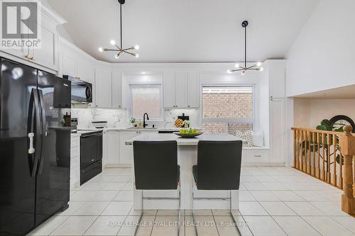 1 Boulder Crescent, Guelph (Clairfields), ON - Indoor Photo Showing Kitchen With Upgraded Kitchen