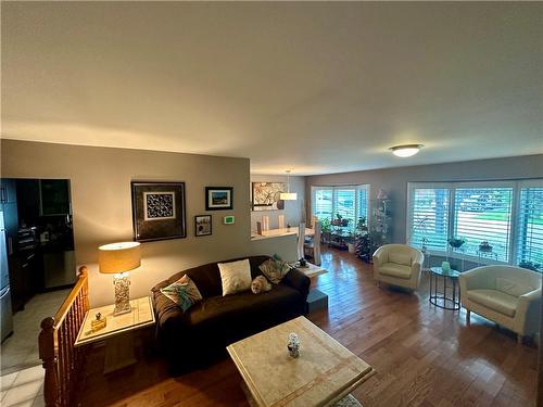 Main floor living room - 16 Flamingo Drive, Hamilton, ON - Indoor Photo Showing Living Room