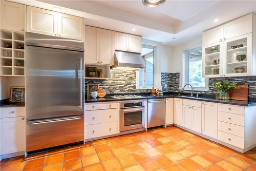 24 Bruce Street, Hamilton, ON - Indoor Photo Showing Kitchen