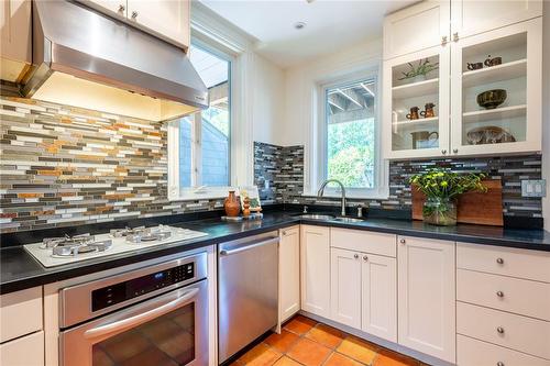 24 Bruce Street, Hamilton, ON - Indoor Photo Showing Kitchen