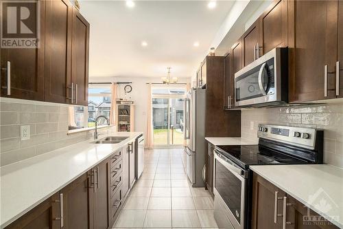 1028 Hydrangea Avenue, Ottawa, ON - Indoor Photo Showing Kitchen With Double Sink With Upgraded Kitchen