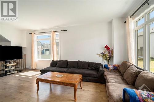 1028 Hydrangea Avenue, Ottawa, ON - Indoor Photo Showing Living Room