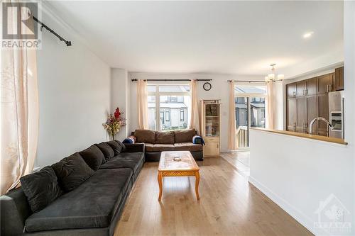 1028 Hydrangea Avenue, Ottawa, ON - Indoor Photo Showing Living Room