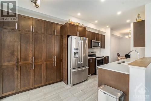 1028 Hydrangea Avenue, Ottawa, ON - Indoor Photo Showing Kitchen