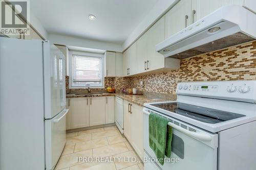 3500 Croatia Drive, Mississauga (Fairview), ON - Indoor Photo Showing Kitchen