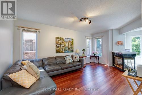 2437 Yorktown Circle, Mississauga (Central Erin Mills), ON - Indoor Photo Showing Living Room