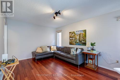 2437 Yorktown Circle, Mississauga (Central Erin Mills), ON - Indoor Photo Showing Living Room