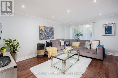 54 Berkshire Square, Brampton (Heart Lake East), ON - Indoor Photo Showing Living Room