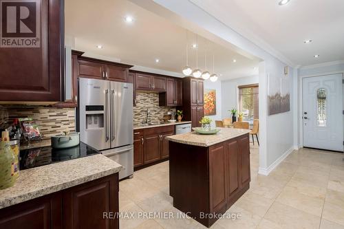 54 Berkshire Square, Brampton (Heart Lake East), ON - Indoor Photo Showing Kitchen With Upgraded Kitchen