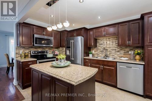 54 Berkshire Square, Brampton (Heart Lake East), ON - Indoor Photo Showing Kitchen With Double Sink With Upgraded Kitchen