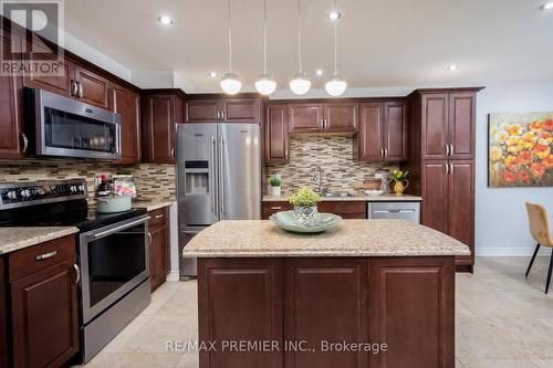 54 Berkshire Square, Brampton (Heart Lake East), ON - Indoor Photo Showing Kitchen With Upgraded Kitchen