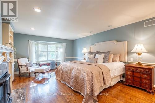 4014 Lantern Lane, Burlington (Shoreacres), ON - Indoor Photo Showing Bedroom