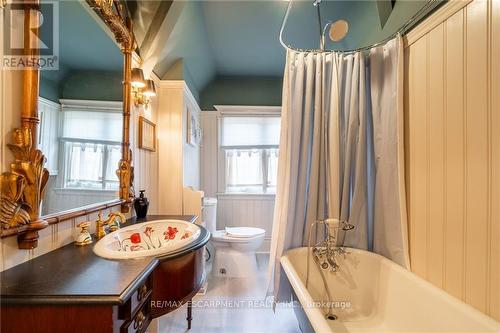 13 Freeman Place, Hamilton (Durand), ON - Indoor Photo Showing Bathroom