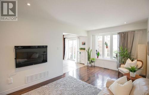 754 Roxborough Avenue, Hamilton, ON - Indoor Photo Showing Living Room