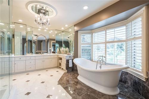 4014 Lantern Lane, Burlington, ON - Indoor Photo Showing Bathroom