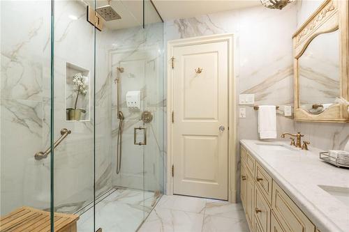 4014 Lantern Lane, Burlington, ON - Indoor Photo Showing Bathroom