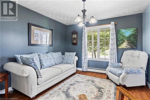 014062 Bruce County Rd 10, Brockton, ON - Indoor Photo Showing Living Room