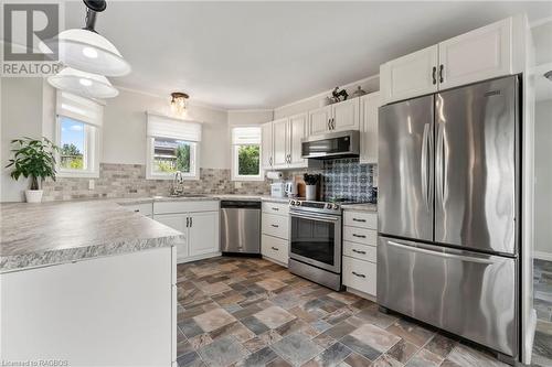 014062 Bruce County Rd 10, Brockton, ON - Indoor Photo Showing Kitchen With Upgraded Kitchen