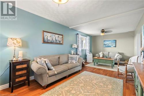 014062 Bruce County Rd 10, Brockton, ON - Indoor Photo Showing Living Room