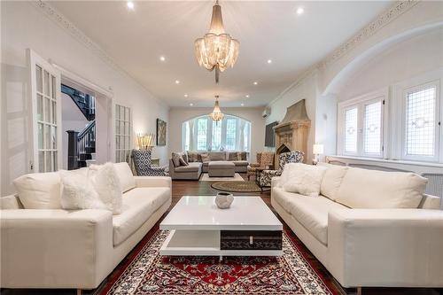 13 Freeman Place, Hamilton, ON - Indoor Photo Showing Living Room