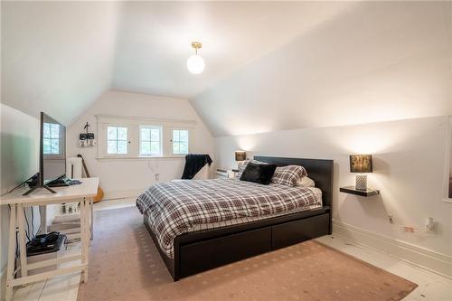 13 Freeman Place, Hamilton, ON - Indoor Photo Showing Bedroom