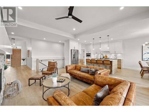 796 Kuipers Crescent Unit# 13, Kelowna, BC - Indoor Photo Showing Living Room