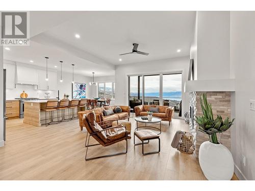 796 Kuipers Crescent Unit# 13, Kelowna, BC - Indoor Photo Showing Living Room