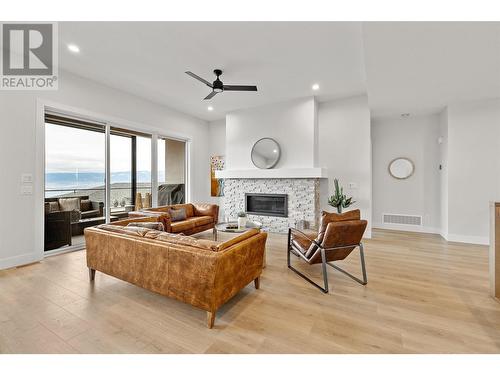 796 Kuipers Crescent Unit# 13, Kelowna, BC - Indoor Photo Showing Living Room With Fireplace