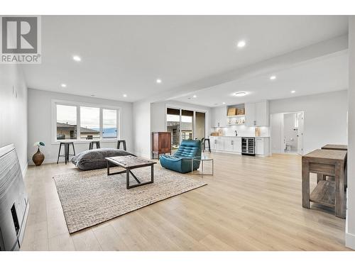 796 Kuipers Crescent Unit# 13, Kelowna, BC - Indoor Photo Showing Living Room