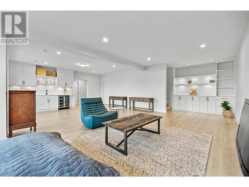 796 Kuipers Crescent Unit# 13, Kelowna, BC - Indoor Photo Showing Living Room