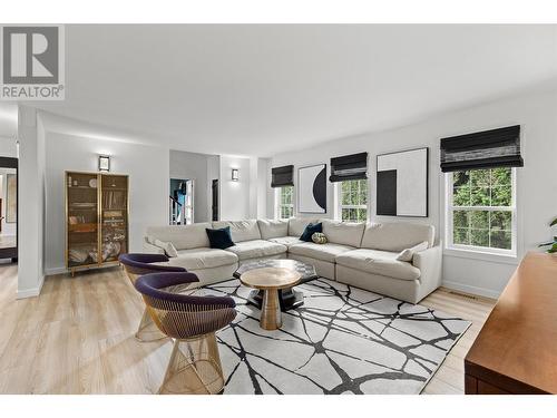 878 Hammer Avenue, Kelowna, BC - Indoor Photo Showing Living Room