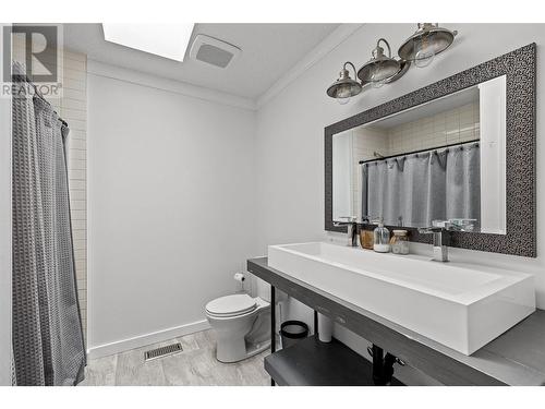 878 Hammer Avenue, Kelowna, BC - Indoor Photo Showing Bathroom