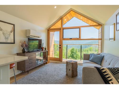 2715 Highway 3B, Rossland, BC - Indoor Photo Showing Living Room