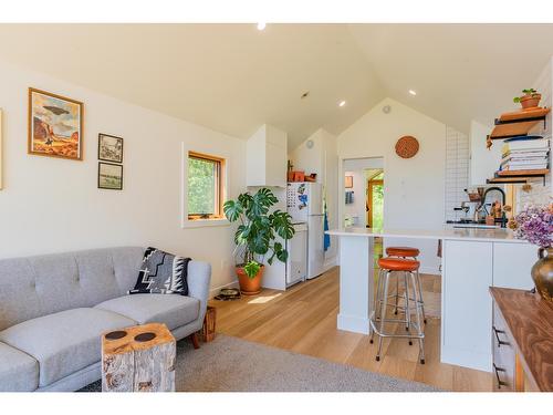 2715 Highway 3B, Rossland, BC - Indoor Photo Showing Living Room