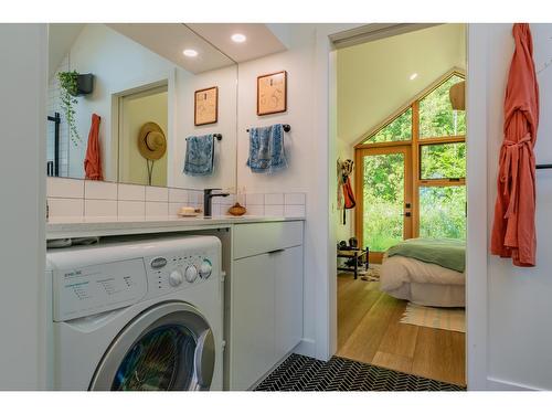 2715 Highway 3B, Rossland, BC - Indoor Photo Showing Laundry Room