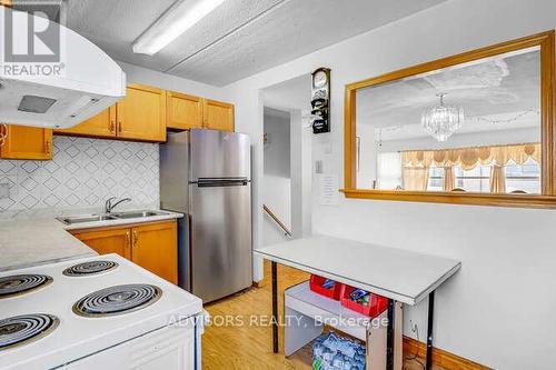 #92 - 180 Mississauga Valley Boulevard, Mississauga (Mississauga Valleys), ON - Indoor Photo Showing Kitchen With Double Sink