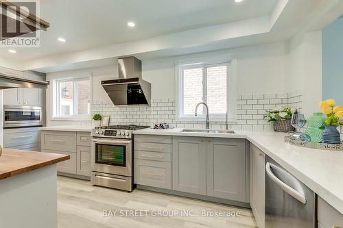 5027 Northern Lights Circle, Mississauga (Hurontario), ON - Indoor Photo Showing Kitchen With Double Sink With Upgraded Kitchen