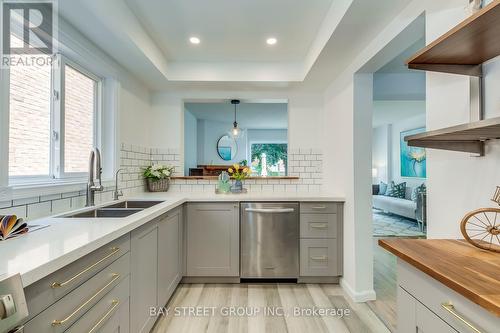 5027 Northern Lights Circle, Mississauga (Hurontario), ON - Indoor Photo Showing Kitchen With Double Sink