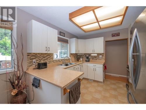 4103 26 Street, Vernon, BC - Indoor Photo Showing Kitchen With Double Sink