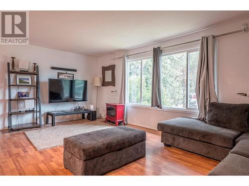 1702 42 Street, Vernon, BC - Indoor Photo Showing Living Room