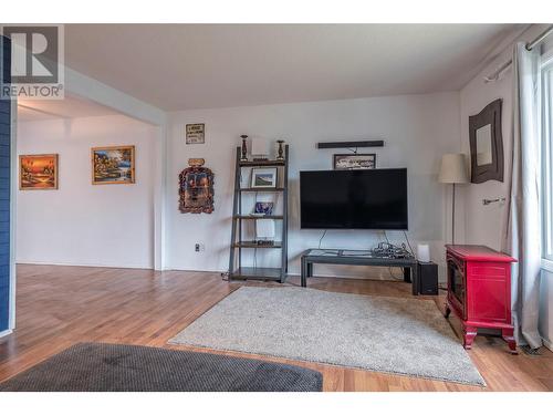 1702 42 Street, Vernon, BC - Indoor Photo Showing Living Room