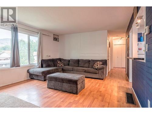 1702 42 Street, Vernon, BC - Indoor Photo Showing Living Room