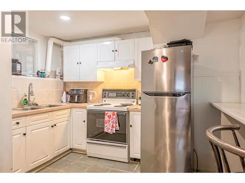 1702 42 Street, Vernon, BC - Indoor Photo Showing Kitchen With Double Sink