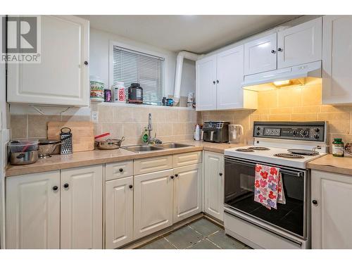 1702 42 Street, Vernon, BC - Indoor Photo Showing Kitchen With Double Sink