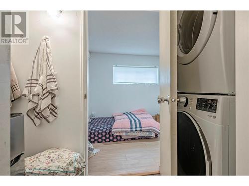 1702 42 Street, Vernon, BC - Indoor Photo Showing Laundry Room