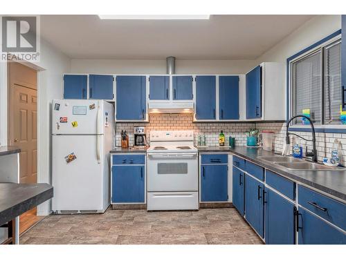 1702 42 Street, Vernon, BC - Indoor Photo Showing Kitchen With Double Sink