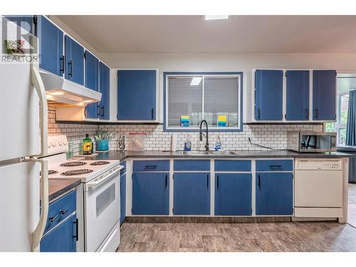 1702 42 Street, Vernon, BC - Indoor Photo Showing Kitchen With Double Sink