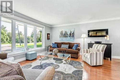 212 Fife'S Bay Road, Smith-Ennismore-Lakefield, ON - Indoor Photo Showing Living Room